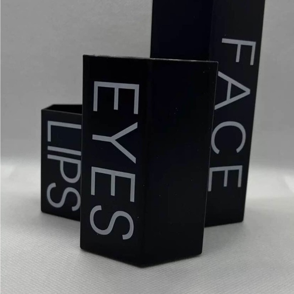 🌸 4 for $20 Face/Eyes/Lips Cosmetic Storage—3 Compartments. - Picture 3 of 6